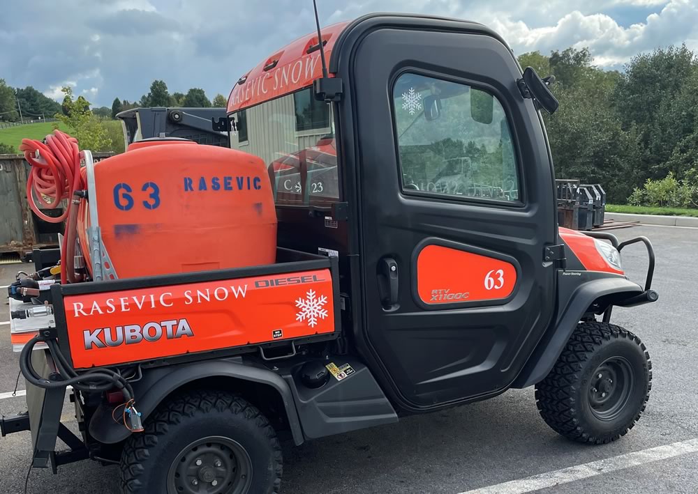 Brine spraying truck